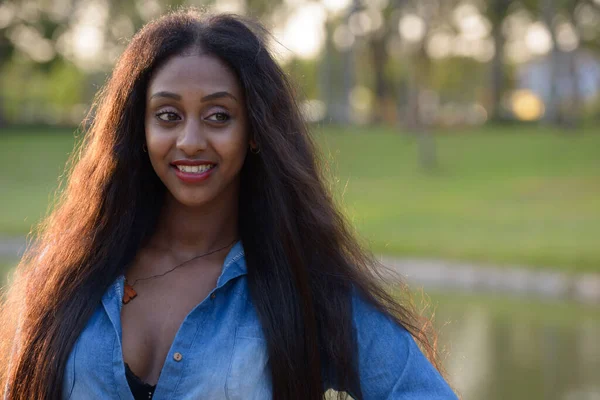 Portret Van Jonge Mooie Afrikaanse Vrouw Ontspannen Het Park Buiten — Stockfoto