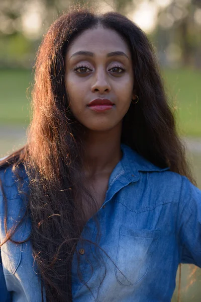 Porträt Einer Jungen Schönen Afrikanerin Beim Entspannen Park — Stockfoto