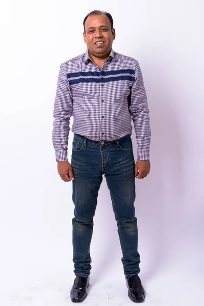 Studioaufnahme Eines Reifen Übergewichtigen Indischen Geschäftsmannes Mit Schwindendem Haaransatz Vor — Stockfoto