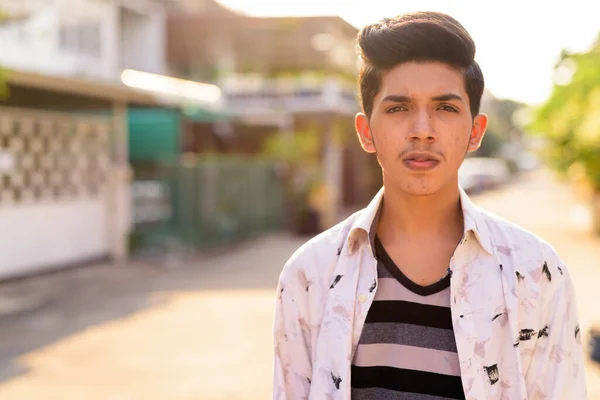 Portré Fiatal Jóképű Indiai Tinédzser Fiú Utcán Szabadban — Stock Fotó