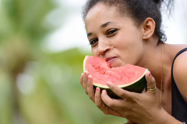 Portrait Young Beautiful African Woman Afro Hair Relaxing Park Outdoors — Stock Photo, Image