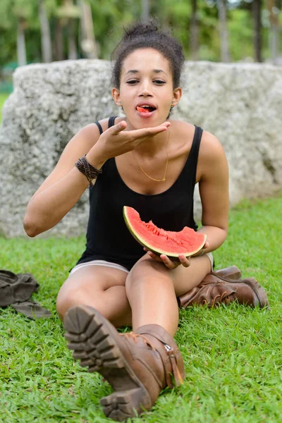 Portrait Young Beautiful African Woman Afro Hair Relaxing Park Outdoors — Stock Photo, Image