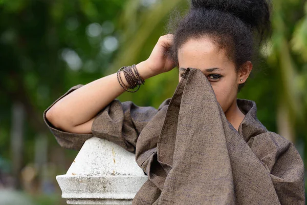 Ritratto Giovane Bella Donna Africana Con Capelli Afro Rilassante Parco — Foto Stock