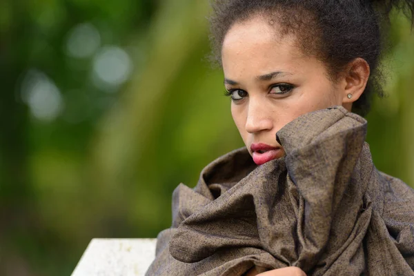 Retrato Jovem Mulher Africana Bonita Com Cabelo Afro Relaxante Parque — Fotografia de Stock