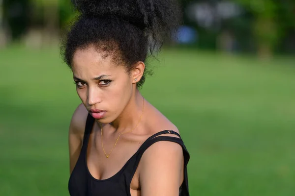 Retrato Jovem Mulher Africana Bonita Com Cabelo Afro Relaxante Parque — Fotografia de Stock