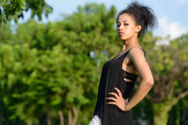 Retrato Una Joven Mujer Africana Hermosa Con Cabello Afro Relajándose —  Fotos de Stock