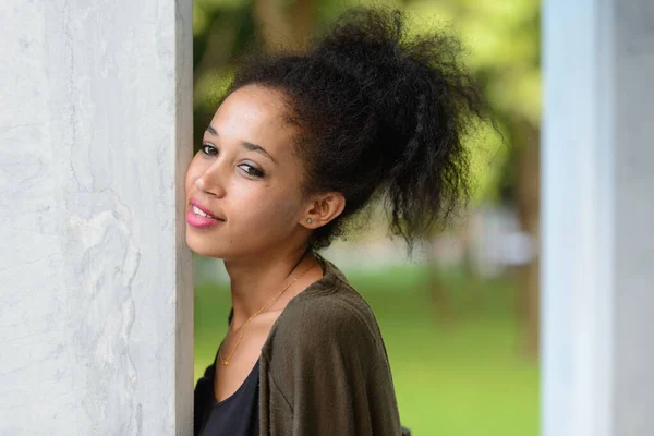 Retrato Jovem Mulher Africana Bonita Com Cabelo Afro Relaxante Parque — Fotografia de Stock