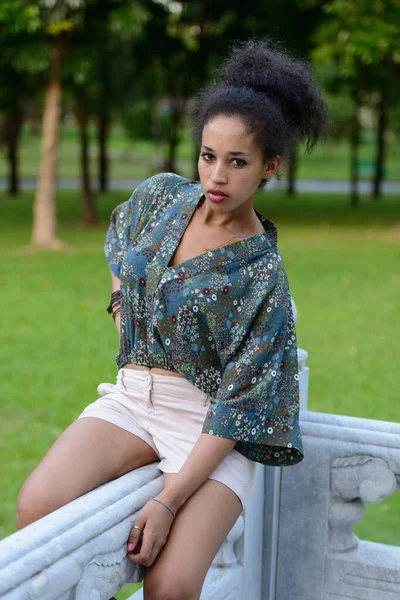 Portrait Jeune Belle Femme Africaine Aux Cheveux Afro Relaxant Parc — Photo