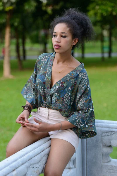 Retrato Jovem Mulher Africana Bonita Com Cabelo Afro Relaxante Parque — Fotografia de Stock