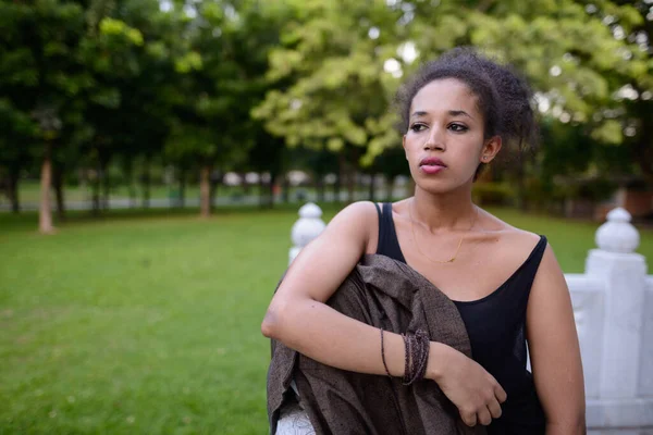 Retrato Una Joven Mujer Africana Hermosa Con Cabello Afro Relajándose —  Fotos de Stock