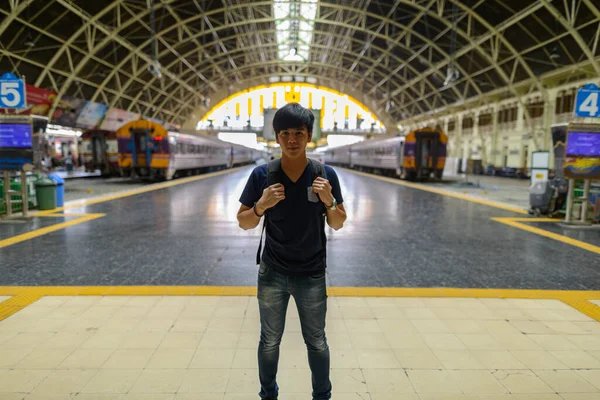 Πορτρέτο Του Νεαρού Όμορφου Φιλιππινέζου Τουρίστα Στο Σιδηροδρομικό Σταθμό Hua — Φωτογραφία Αρχείου