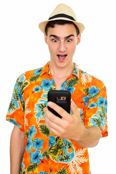 演播室拍摄年轻英俊的游客穿着夏威夷衬衫准备度假与白色背景隔离 — 图库照片