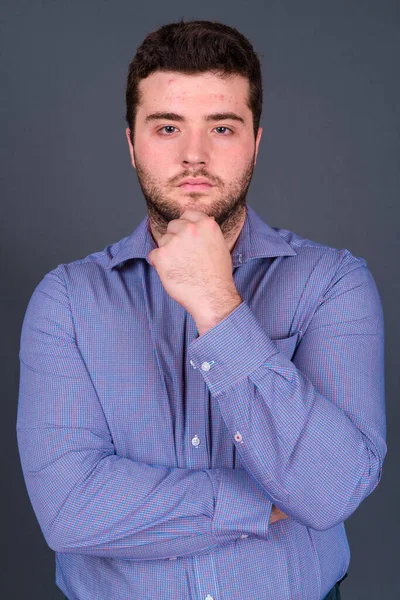 Estudio Disparo Joven Guapo Sobrepeso Barbudo Hombre Negocios Sobre Fondo — Foto de Stock