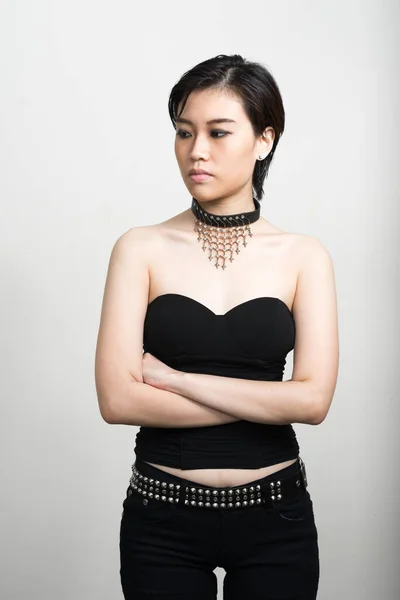 Beyaz Arka Plan Karşı Kısa Saçlı Genç Güzel Asyalı Kadın — Stok fotoğraf