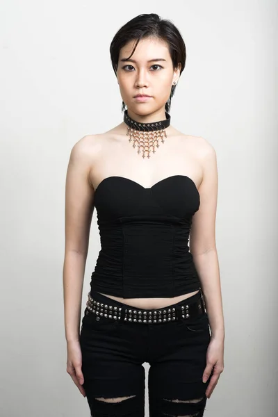 Studio Skott Ung Vacker Asiatisk Kvinna Med Kort Hår Mot — Stockfoto