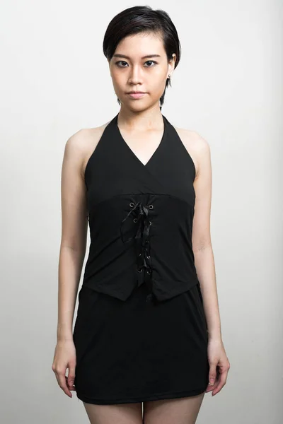 白い背景に 短い髪の若い美しいアジア女性のスタジオ撮影 — ストック写真