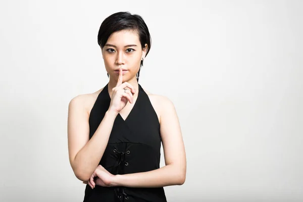 Beyaz Arka Plan Karşı Kısa Saçlı Genç Güzel Asyalı Kadın — Stok fotoğraf