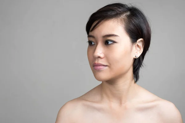Beyaz Arka Planda Kısa Saçlı Asyalı Güzel Bir Kadının Stüdyo — Stok fotoğraf
