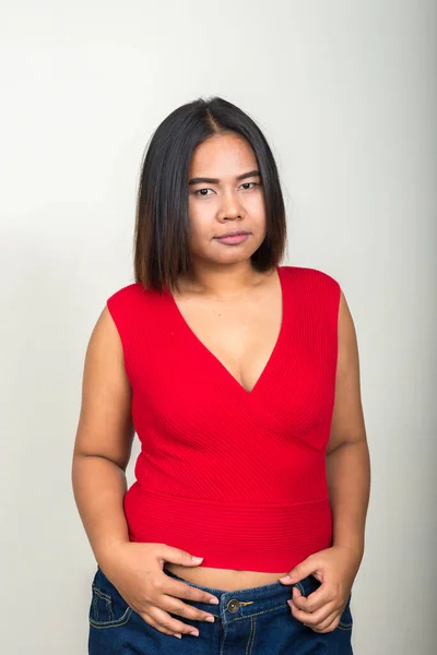 Studio Skott Ung Överviktig Asiatisk Kvinna Mot Vit Bakgrund — Stockfoto