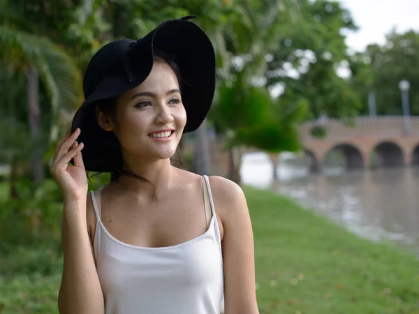 Retrato Una Joven Hermosa Mujer Asiática Relajándose Parque Aire Libre —  Fotos de Stock