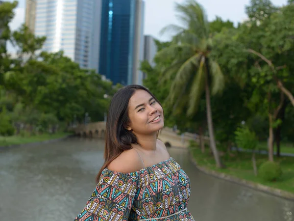 Porträtt Ung Överviktig Asiatisk Kvinna Som Kopplar Parken Utomhus — Stockfoto