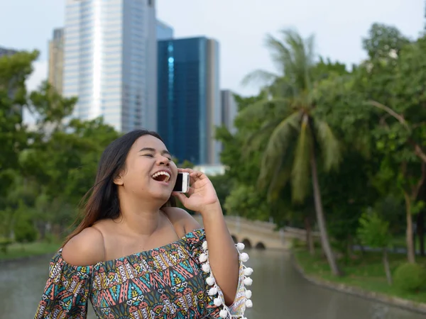 Retrato Una Joven Asiática Con Sobrepeso Relajándose Parque Aire Libre —  Fotos de Stock