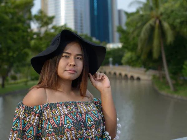 Portrait Jeune Femme Asiatique Surpoids Relaxant Parc Plein Air — Photo