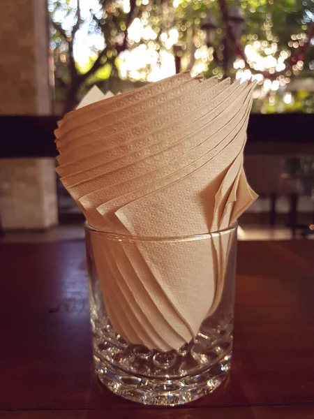 Serbet Kertas Ditempatkan Gelas Minum Terhadap Meja Kayu Restoran — Stok Foto