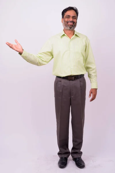 Beyaz Arka Planda Olgun Yakışıklı Sakallı Hintli Adamının Stüdyo Fotoğrafı — Stok fotoğraf