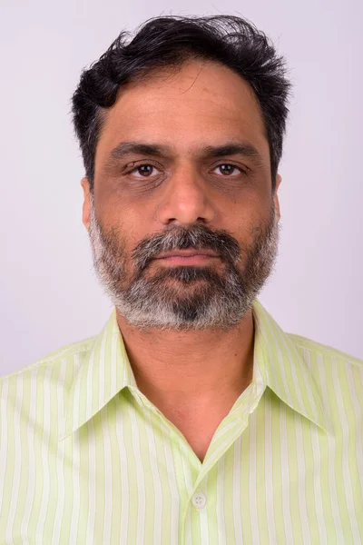 Studioaufnahme Eines Reifen Gutaussehenden Bärtigen Indischen Geschäftsmannes Vor Weißem Hintergrund — Stockfoto