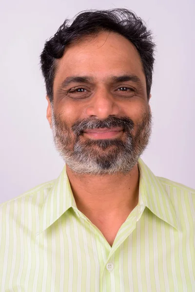 Studioaufnahme Eines Reifen Gutaussehenden Bärtigen Indischen Geschäftsmannes Vor Weißem Hintergrund — Stockfoto