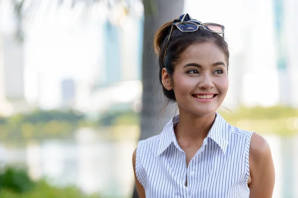 Portret Van Jonge Mooie Aziatische Toeristische Vrouw Ontspannen Het Park — Stockfoto
