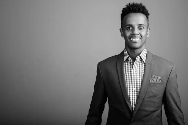 Studioaufnahme Eines Jungen Gut Aussehenden Afrikanischen Geschäftsmannes Anzug Vor Grauem — Stockfoto