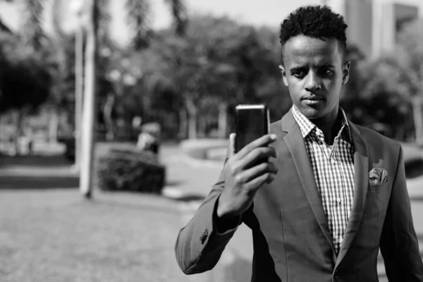 Portrait Young Handsome African Businessman Wearing Suit While Relaxing Park — ストック写真