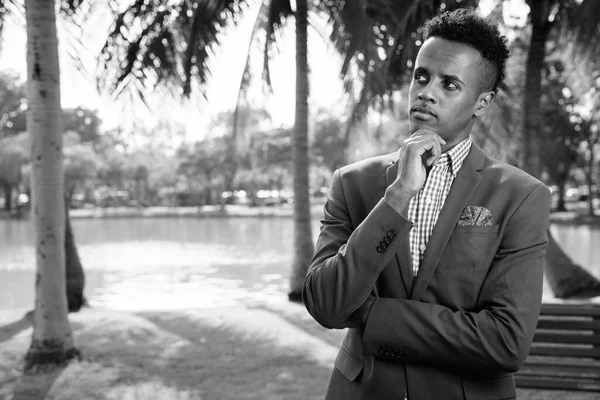 Portrait Young Handsome African Businessman Wearing Suit While Relaxing Park — ストック写真