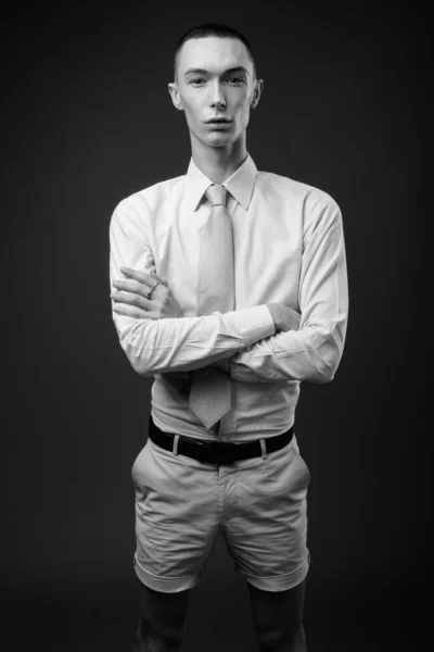 Студійний Знімок Молодого Красивого Андрогінного Бізнесмена Сірому Фоні Чорно Білому — стокове фото