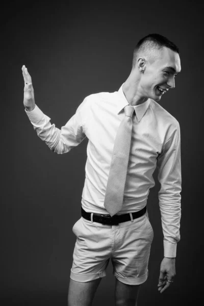 Studioaufnahme Eines Jungen Hübschen Androgynen Geschäftsmannes Vor Grauem Hintergrund Schwarz — Stockfoto