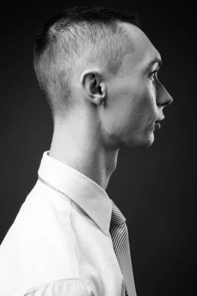 Studio Záběr Mladý Hezký Androgynní Podnikatel Proti Šedé Pozadí Černé — Stock fotografie