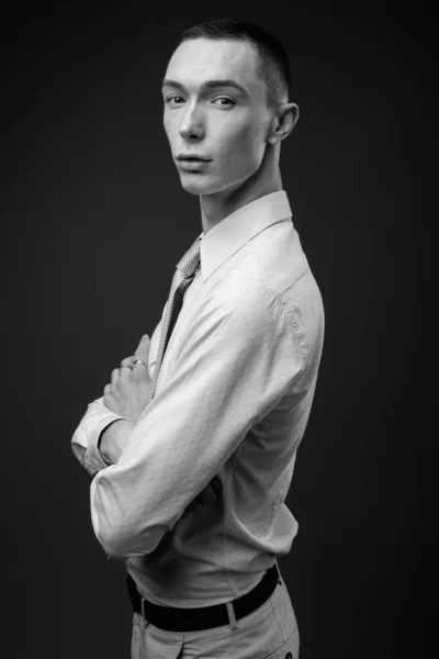 Studio Skott Ung Stilig Androgyna Affärsman Mot Grå Bakgrund Svart — Stockfoto