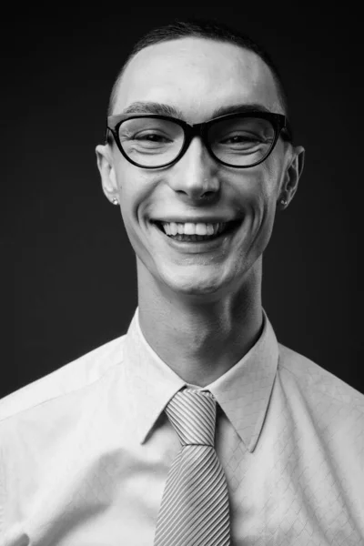 Estudio Plano Joven Empresario Andrógino Guapo Sobre Fondo Gris Blanco — Foto de Stock