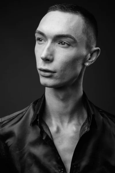 Studio Záběr Mladého Pohledného Androgynní Podnikatel Hedvábné Košili Proti Šedé — Stock fotografie