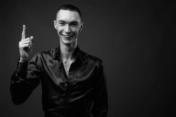 Estúdio Tiro Jovem Bonito Empresário Andrógino Camisa Seda Contra Fundo — Fotografia de Stock