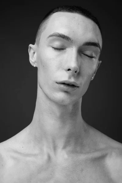 Studioaufnahme Eines Jungen Gutaussehenden Androgynen Mannes Ohne Hemd Vor Grauem — Stockfoto