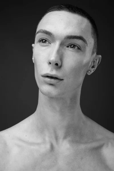 Studio Shot Jeune Homme Androgyne Beau Torse Sur Fond Gris — Photo