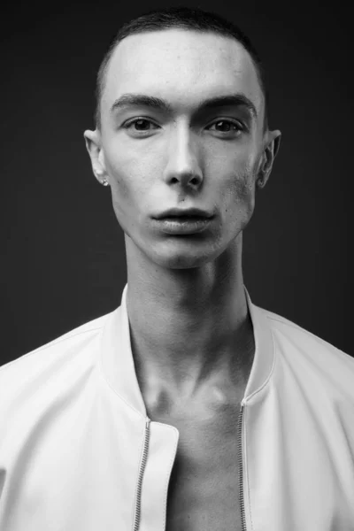 Studio Záběr Mladého Pohledného Androgynous Muž Bundou Plně Rozepnuté Proti — Stock fotografie