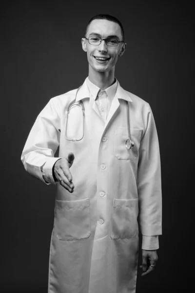 Studioaufnahme Eines Jungen Gut Aussehenden Androgynen Arztes Vor Grauem Hintergrund — Stockfoto