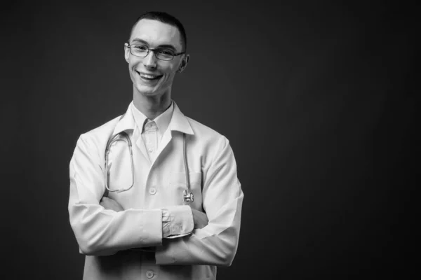 Studioaufnahme Eines Jungen Gut Aussehenden Androgynen Arztes Vor Grauem Hintergrund — Stockfoto