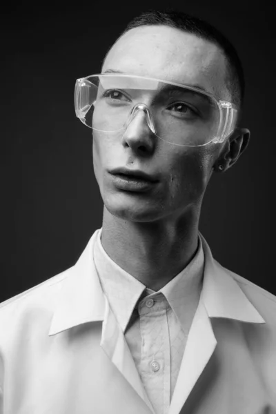 Νεαρός Όμορφος Ανδρογόνος Άνδρας Γιατρός Επιστήμονας Προστατευτικά Γυαλιά Κατά Γκρι — Φωτογραφία Αρχείου
