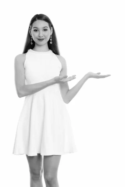 Studioaufnahme Einer Jungen Schönen Asiatischen Geschäftsfrau Isoliert Vor Weißem Hintergrund — Stockfoto