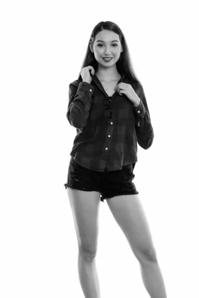 スタジオショットの若いです美しいですアジアのヒップスター女性隔離された背景に白で黒と白 — ストック写真